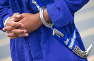 Picture of a kirpan (Punjabi ਕਿਰਪਾਨ) worn by a Sikh person